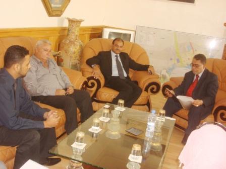 محافظ عدن خلال لقائه السيد جافيد أختر مدير شركة انتر ناشنال لوب للزيوت الباكستانية