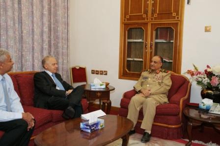 وزير الدفاع لدى لقائه منسق الاتحاد الأوروبي لمكافحة الإرهاب أمس