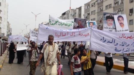 من المسيرة الاحتجاجية المطالبة بالافراج عن البحارة المختطفين وإلغاء اتفاقية إدارة شركة دبي لميناء عدن أمس