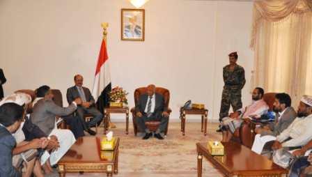 باسندوة أثناء لقائه عدداً من المشايخ والشخصيات الاجتماعية بمحافظة البيضاء أمس