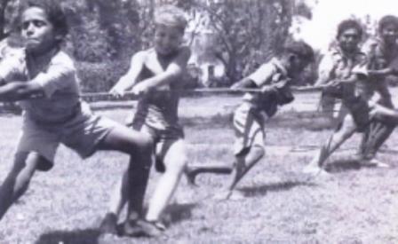 لعبة شد الحبل أحد  الأنشطة التي يمارسها الكشافة التابعة لمدينة خورمكسر 1950م