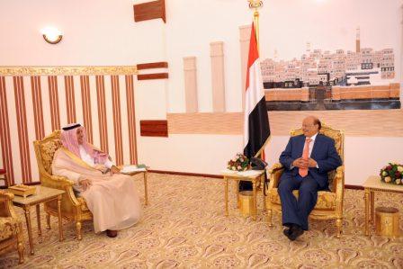 رئيس الجمهورية أثناء استقباله السفير السعودي