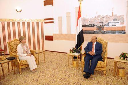 رئيس الجمهورية أثناء استقباله المدير الجديد للمعهد الوطني الديمقراطي في اليمن