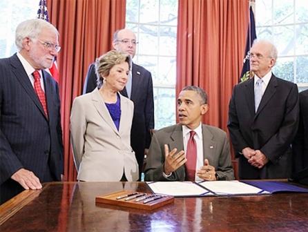 أثناء توقيع الرئيس الأمريكي على قانون بتوسيع العلاقات العسكرية مع إسرائيل