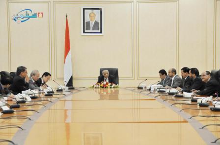 رئيس الوزراء لدى ترؤسه اجتماع سفراء وممثلي المنظمات والهيئات الدولية المانحة لليمن