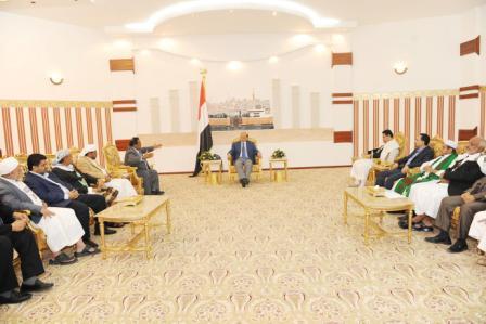رئيس الجمهورية لدى استقباله محافظ الحديدة أكرم عطية وعدداً من أعضاء مجلس النواب أمس