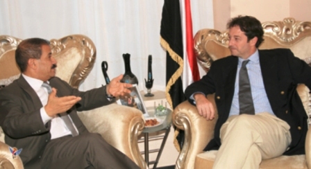 م. شرف لدى لقائه سفير المملكة المتحدة في صنعاء أمس