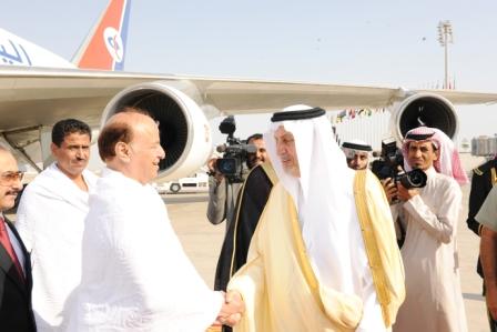 رئيس الجمهورية لدى وصوله مكة المكرمة وكان في مقدمة مستقبليه أمير منطقة مكة المكرمة خالد الفيصل