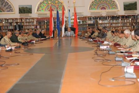 رئيس الجمهورية خلال الاجتماع الاستثنائي في دار الرئاسة مع اللجنة العسكرية الأمنية العليا أمس