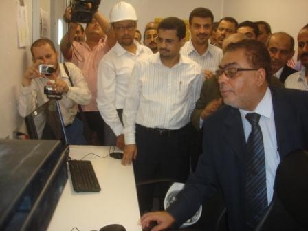 محافظ عدن يدشن العمل بمحطة شهناز للكهرباء أمس