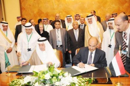 أثناء التوقيع على الاتفاقيات