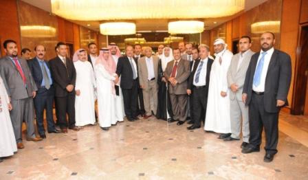 باسندوة لدى لقائه عددا من رؤساء وأبناء الجالية اليمنية بالمملكة العربية السعودية أمس