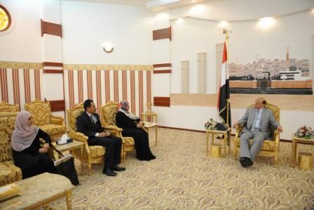 رئيس الجمهورية أثناء استقباله توكل كرمان أمس