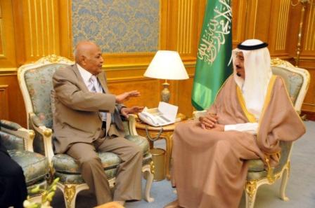 نائب خادم الحرمين الشريفين أثناء استقباله رئيس الوزراء أمس