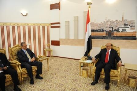 رئيس الجمهورية أثناء استقباله جمال بن عمر أمس