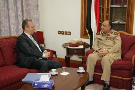 وزير الدفاع أثناء لقائه بن عمر أمس