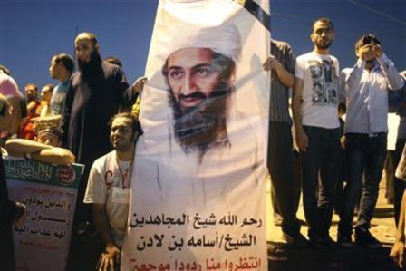 صورة بن لادن في ميدان التحرير بالقاهرة على بعد أمتار من السفارة الأمريكية ظهر أمس الجمعة