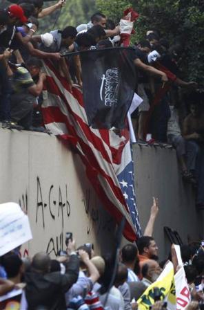إنزال العلم الأمريكي من السفارة الأمريكية في القاهرة واستبداله بعلم تنظيم (القاعدة) مساء أمس الأول الخميس