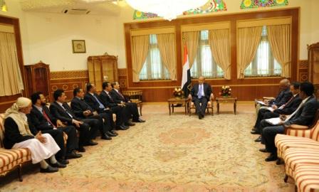 رئيس الجمهورية أثناء اجتماعه بعدد من المسؤولين بعد أدائهم اليمين الدستورية أمامه أمس