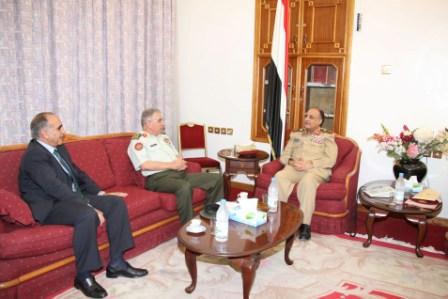 وزير الدفاع لدى لقائه الوفد العسكري الأردني أمس