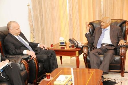 رئيس الوزراء لدىاستقباله سفير مملكة السويد غير المقيم