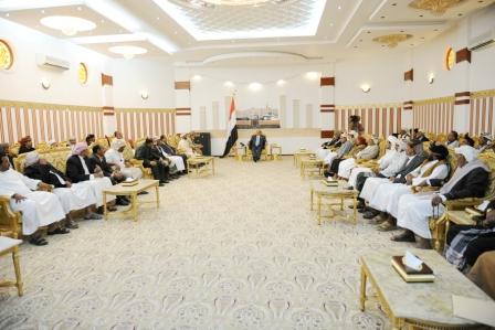 رئيس الجمهورية لدى استقباله وفد المجلس العام لأبناء محافظة المهرة وأبناء سقطرى أمس