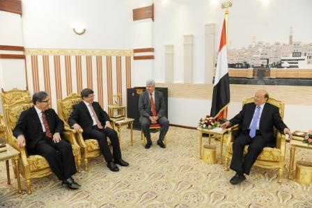 رئيس الجمهورية لدى استقباله وزير الخارجية التركي الدكتور احمد داود اوغلو أمس