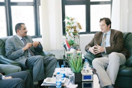 وزير النفط والمعادن لدى لقائه سفير المملكة المتحدة بصنعاء