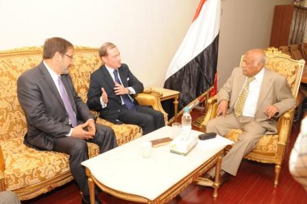 باسندوة لدى استقباله السفير الفرنسي أمس