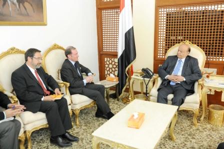 رئيس الجمهورية لدى استقباله السفير الفرنسي لدى اليمن فرانك جيليه أمس