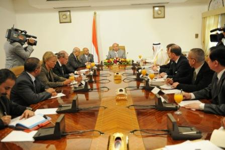 رئيس الجمهورية أثناء لقائه سفراء الدول الداعمة والراعية للمبادرة الخليجية أمس