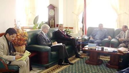 أثناء التوقيع على اتفاقية المشاركة في الإنتاج النفطي