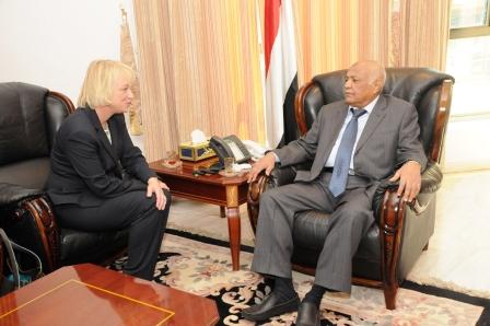 رئيس الوزراء لدى استقباله السفيرة بتينا موشايت أمس