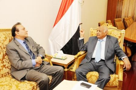 رئيس الوزراء لدى استقباله الممثل المقيم للمفوضية السامية للأمم المتحدة لشؤون اللاجئين في اليمن