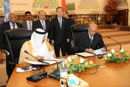 د. القربي ود. الزياني لدى توقيعهما على اتفاقية فتح مكتب لمجلس التعاون