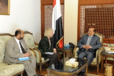 رئيس الجمهورية لدى استقباله رئيس بعثة الاتحاد الأوروبي لدى اليمن السفيرة بتينا موشايت أمس