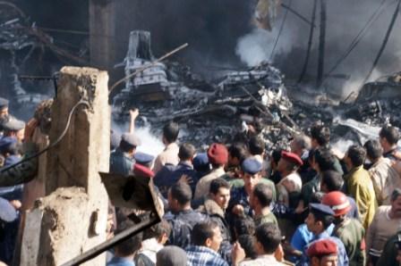 رجال الأمن والدفاع المدني يخمدون النيران المشتعلة جراء تحطم الطائرة