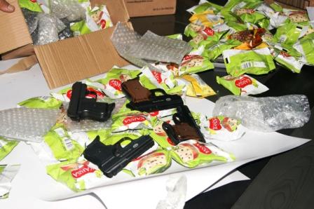 نماذج من الأسلحة المضبوطة في ميناء عدن