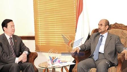 د. محمد السعدي لدى لقائه السفير الصيني الجديد أمس