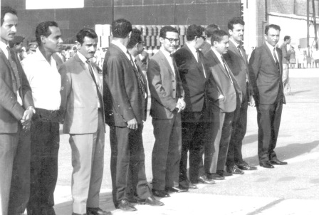 جانب من أول حكومة وطنية للجنوب بعد الاستقلال في مراسيم استقبال وفد رسمي بمطار عدن الدولي