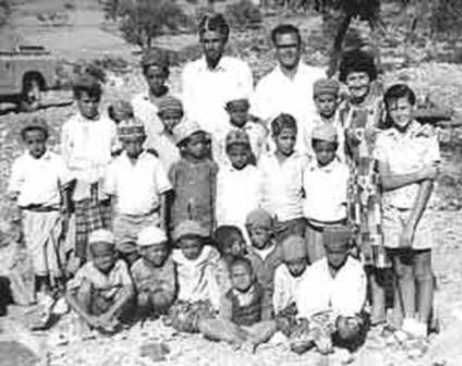 المهندس البريطاني رولاند وزوجته جوان وأبنهما بيتر مع مجموعة من ابناء الضالع في العام 1964م