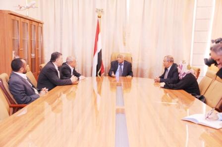 رئيس الوزراء لدى استقباله قيادة نقابة المحامين اليمنيين أمس