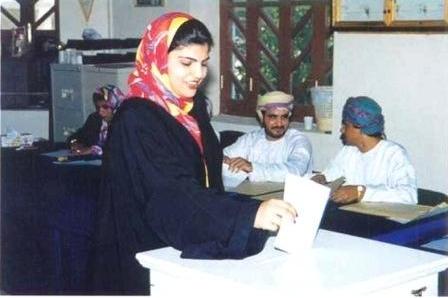المرأة العمانية حاضرة بقوة في الانتخابات/ إرشيف المرأة العمانية حاضرة بقوة في الانتخابات/ إرشيف