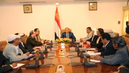 رئيس الجمهورية أثناء لقائه أمناء عموم أحزاب التحالف الوطني الديمقراطي أمس