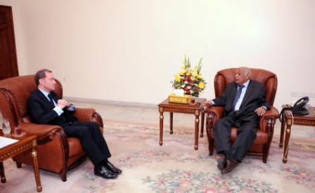 باسندوة لدى استقباله السفير الفرنسي أمس