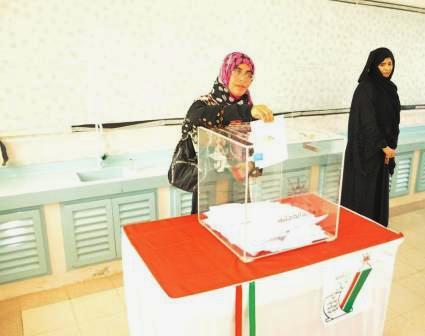 امرأة تدلي بصوتها في ولاية الرستاق امس