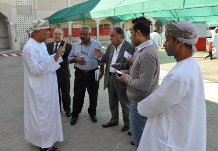 نائب رئيس التحرير مع عدد من الصحفيين العرب والأجانب  خلال زيارتهم المراكز الانتخابية بالرستاق