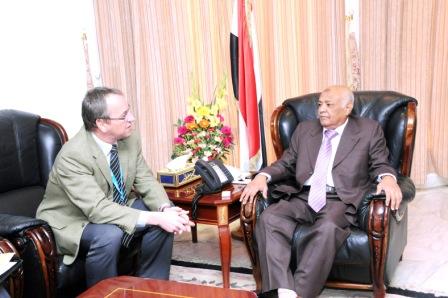 رئيس الوزراء لدى استقباله ممثل منظمة اليونيسيف