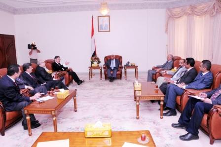 رئيس الوزراء لدى استقباله سفير جمهورية تركيا بصنعاء