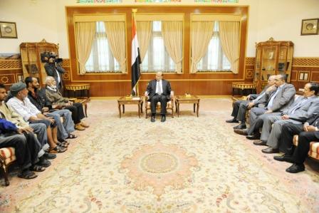 رئيس الجمهورية لدى استقباله البحارة الذين تم تحريرهم من على الباخرة التي اختطفها القراصنة الصوماليون أمس